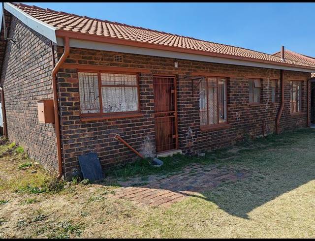 3 BEDROOM HOUSE FOR SALE IN LENASIA SOUTH